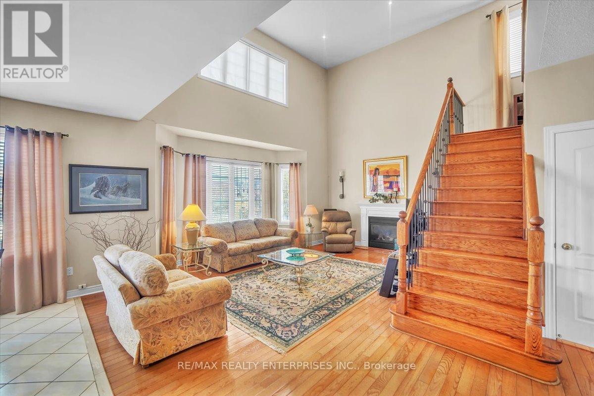 Photo 8 of 18 Southcrest Court, Brampton ON