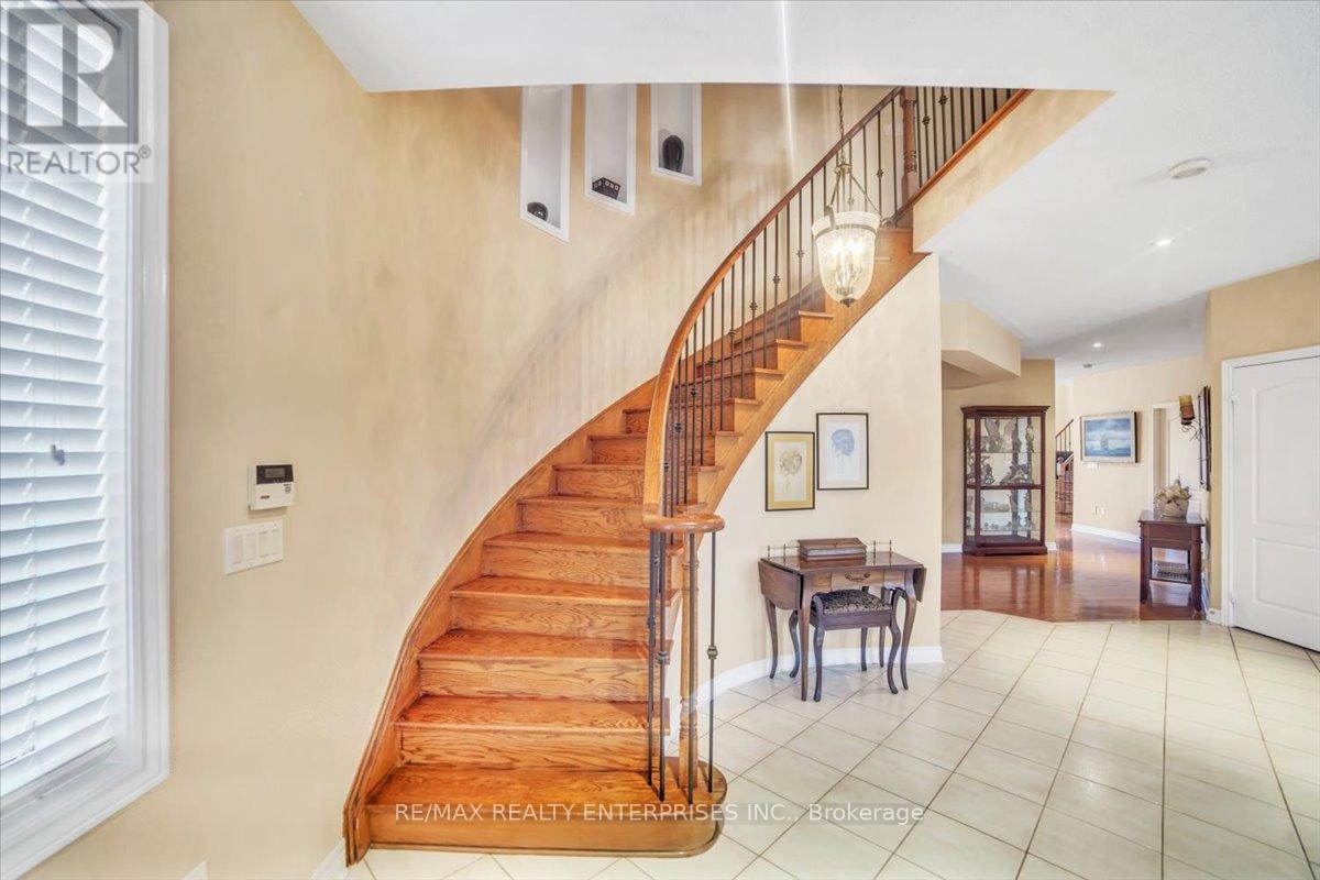 Photo 38 of 18 Southcrest Court, Brampton ON