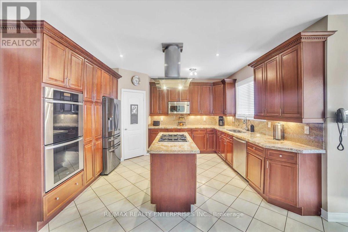 Photo 4 of 18 Southcrest Court, Brampton ON