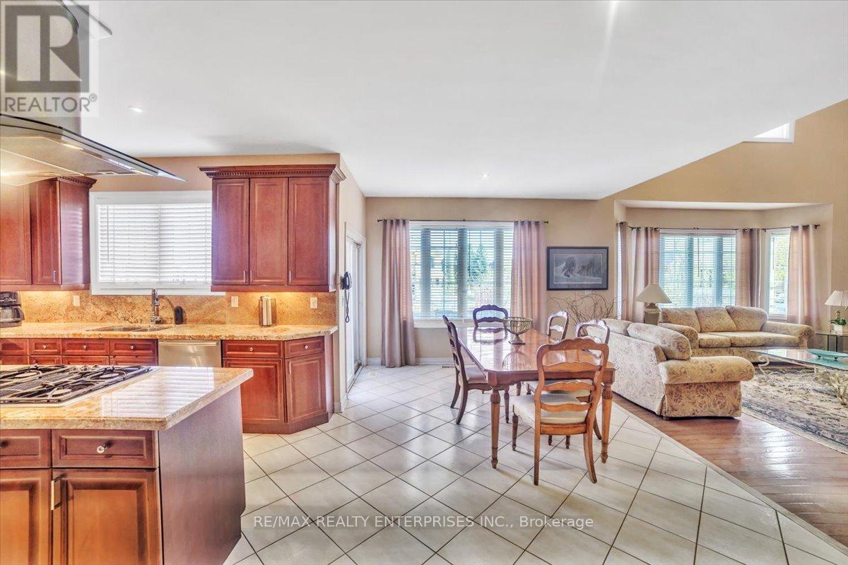 Photo 12 of 18 Southcrest Court, Brampton ON