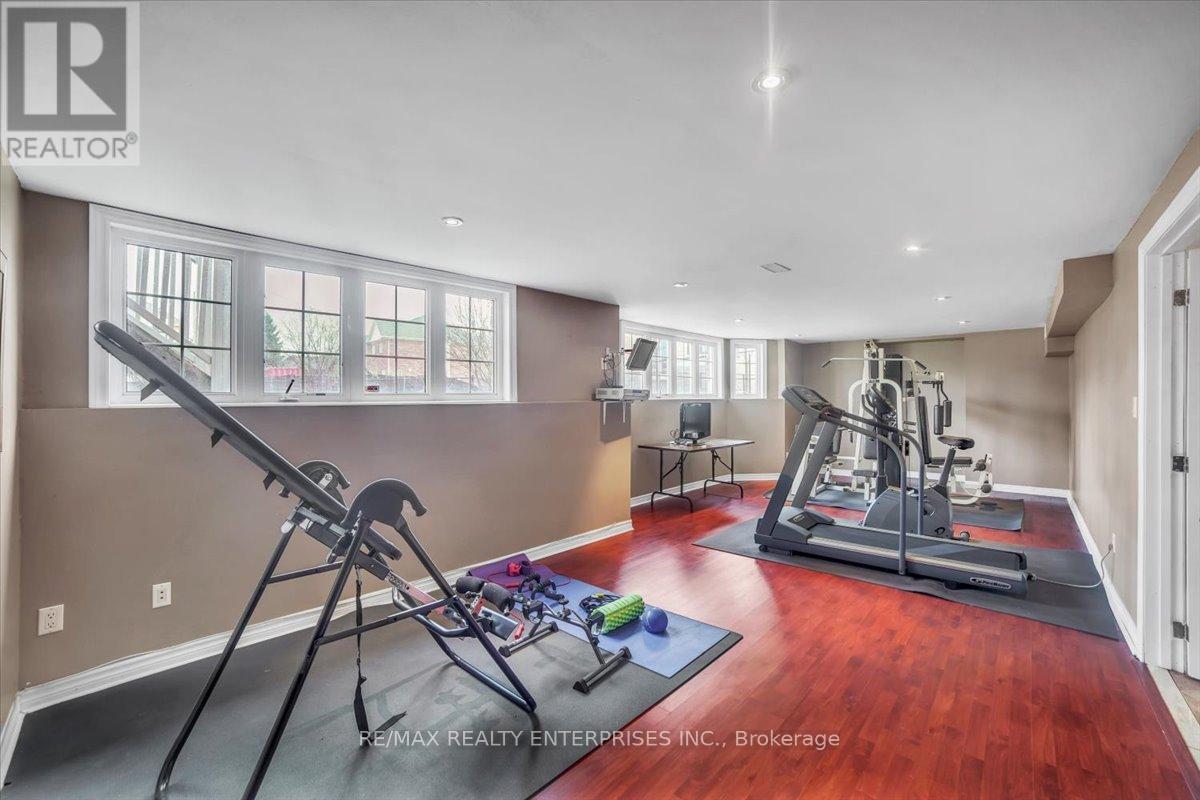 Photo 9 of 18 Southcrest Court, Brampton ON
