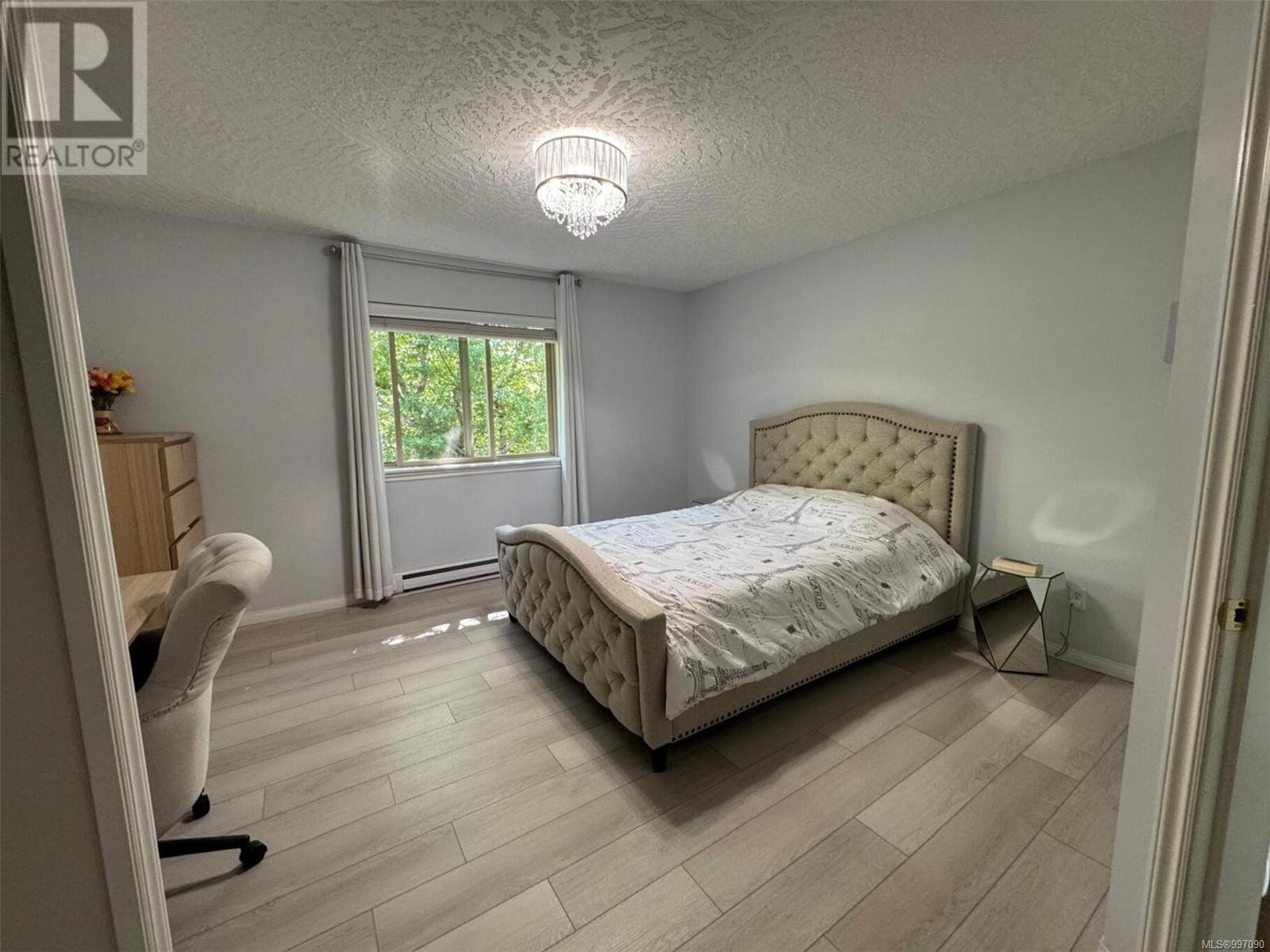 7 1241 Santa Rosa Avenue, Saanich