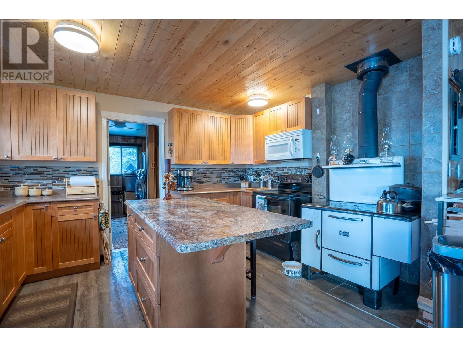 Photo 21 of 52200 Lloyd Drive, Cluculz Lake BC