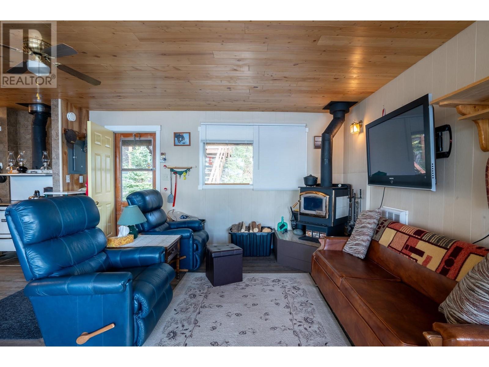 Photo 14 of 52200 Lloyd Drive, Cluculz Lake BC
