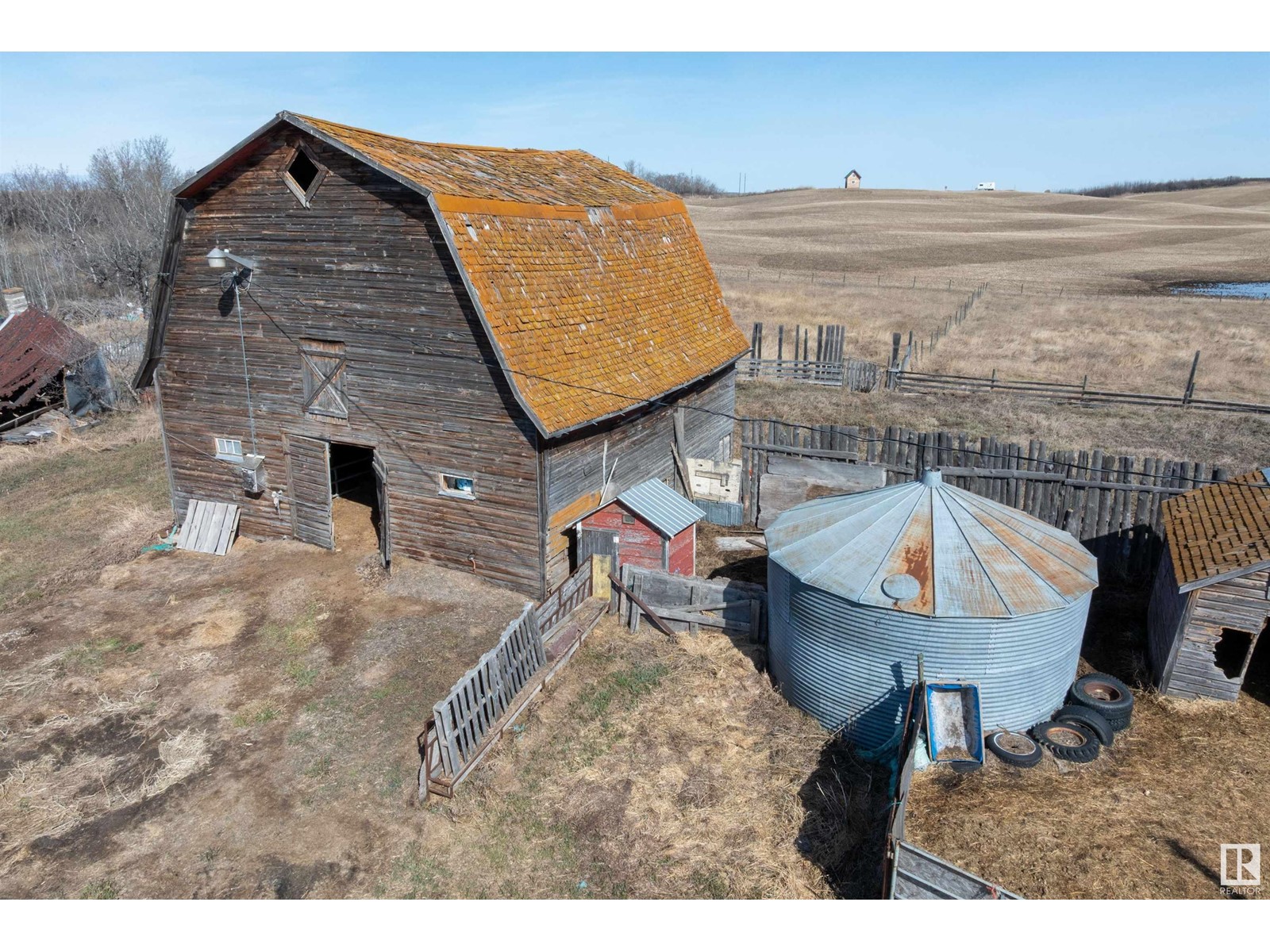 Photo 4 of 560011 Range Road 114, Rural Two Hills County AB