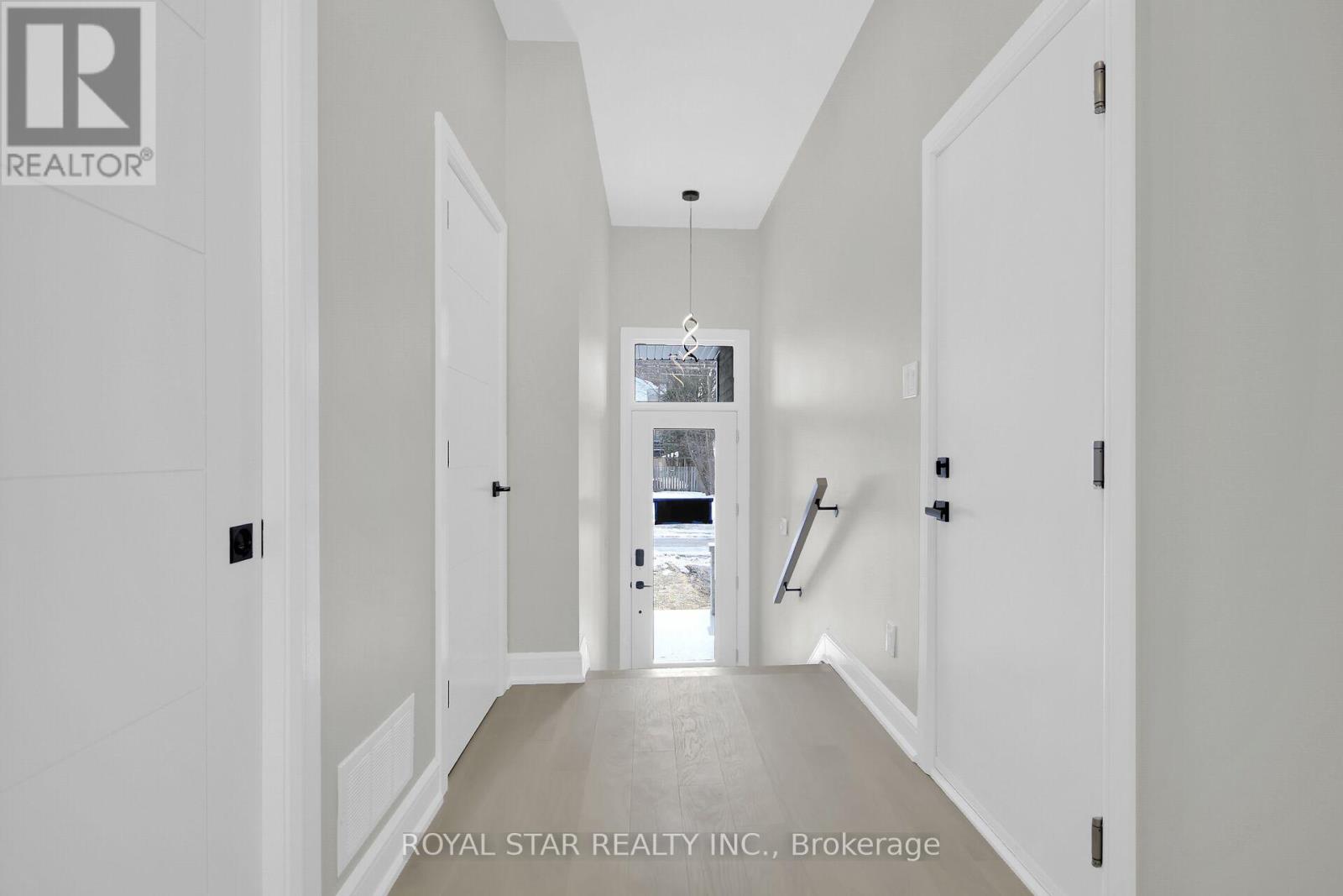 Photo 5 of 549 Mutual Street, Ottawa ON