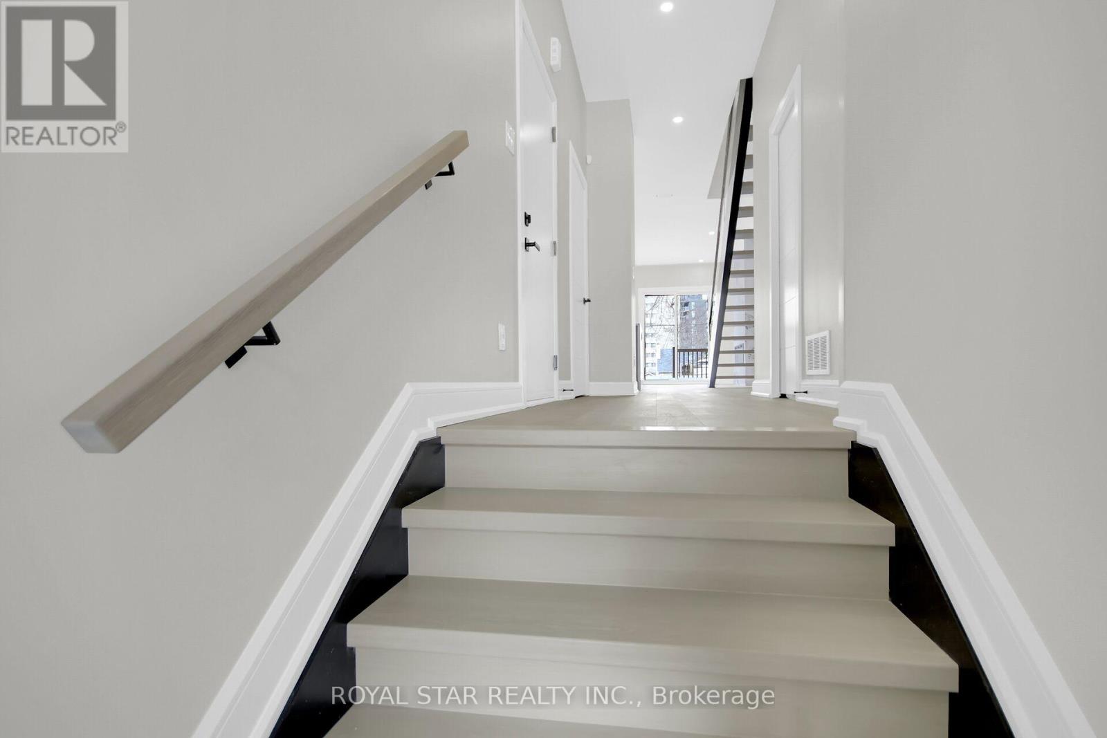 Photo 6 of 549 Mutual Street, Ottawa ON