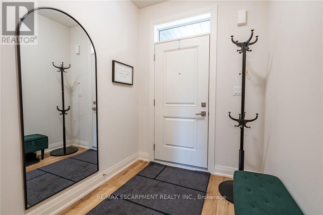 Photo 31 of 16 Raspberry Lane, Hamilton ON