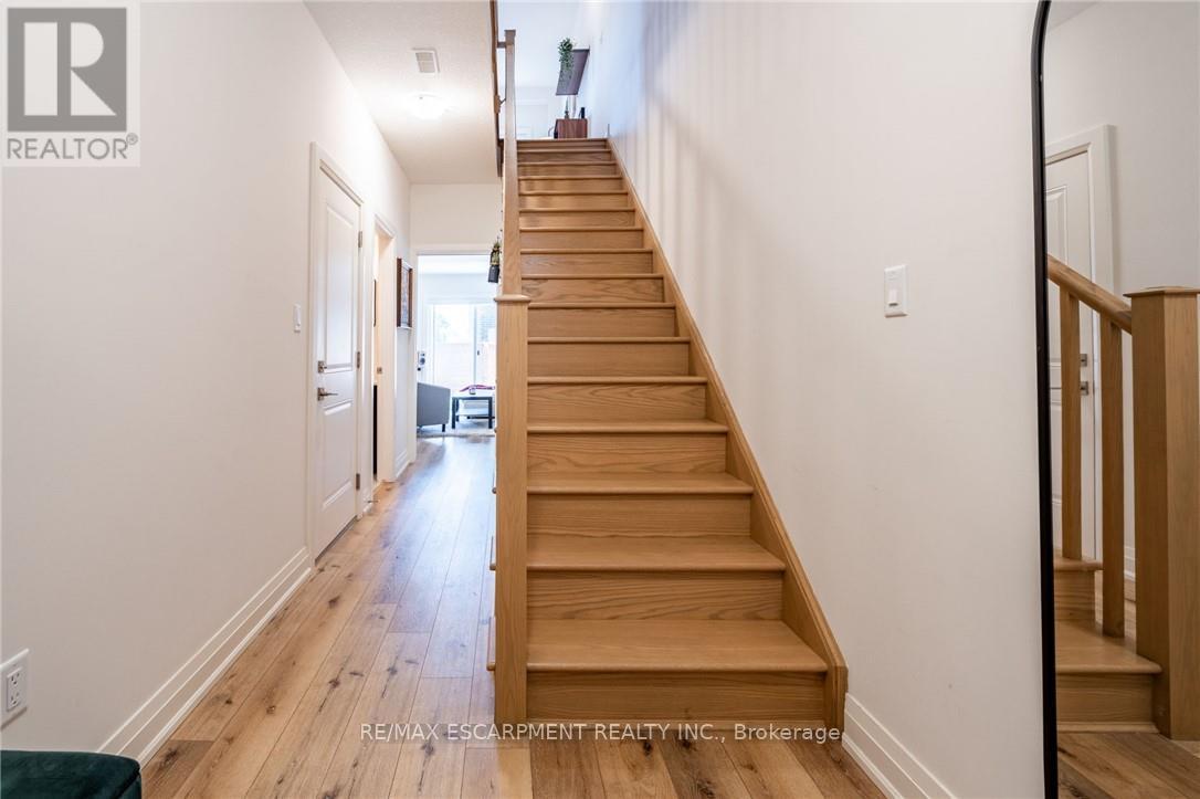 Photo 6 of 16 Raspberry Lane, Hamilton ON