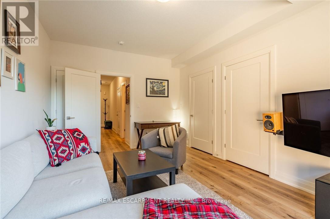 Photo 7 of 16 Raspberry Lane, Hamilton ON