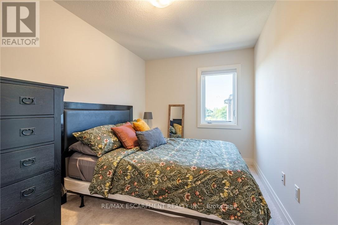Photo 14 of 16 Raspberry Lane, Hamilton ON