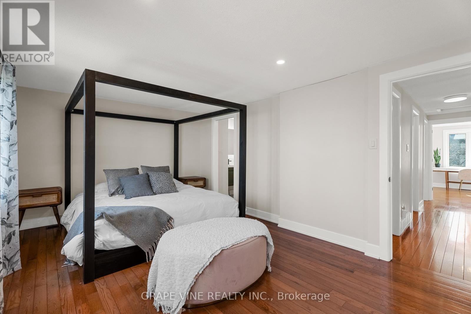 Photo 4 of 29 655 Richmond Road, Ottawa ON