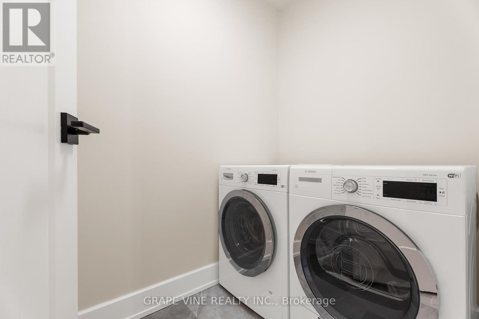 Photo 7 of 29 655 Richmond Road, Ottawa ON