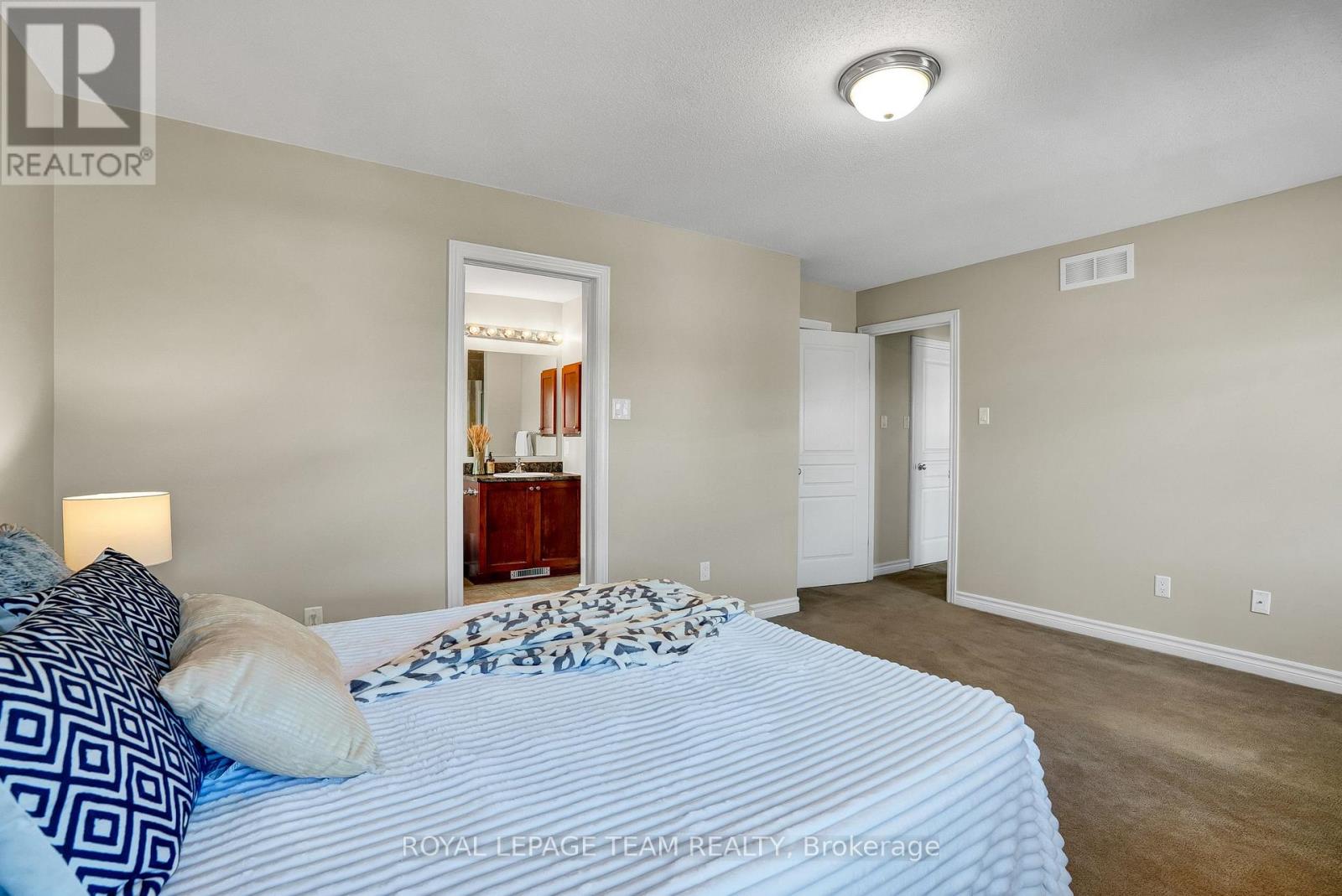 https://ddfcdn.realtor.ca/listing/TS638820363532130000/reb76/highres/2/x12123562_18.jpg