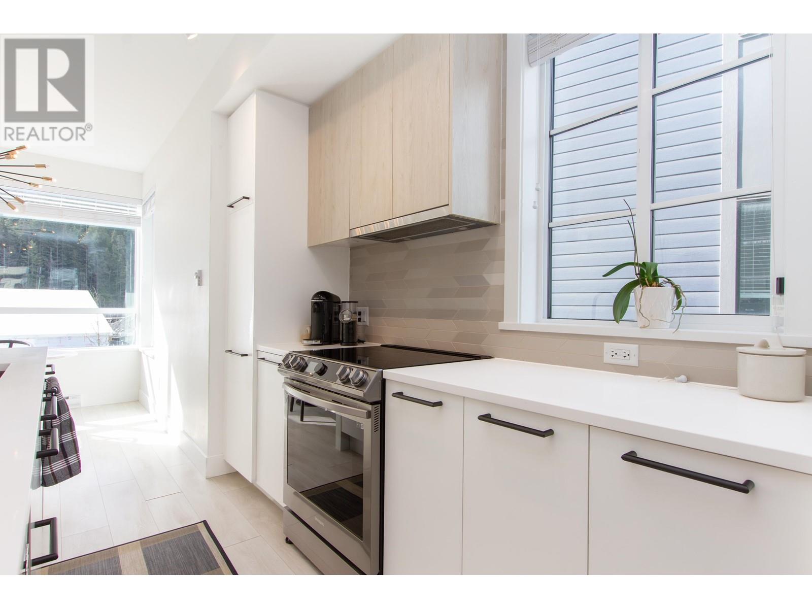 1334 HALYARD PLACE, Squamish