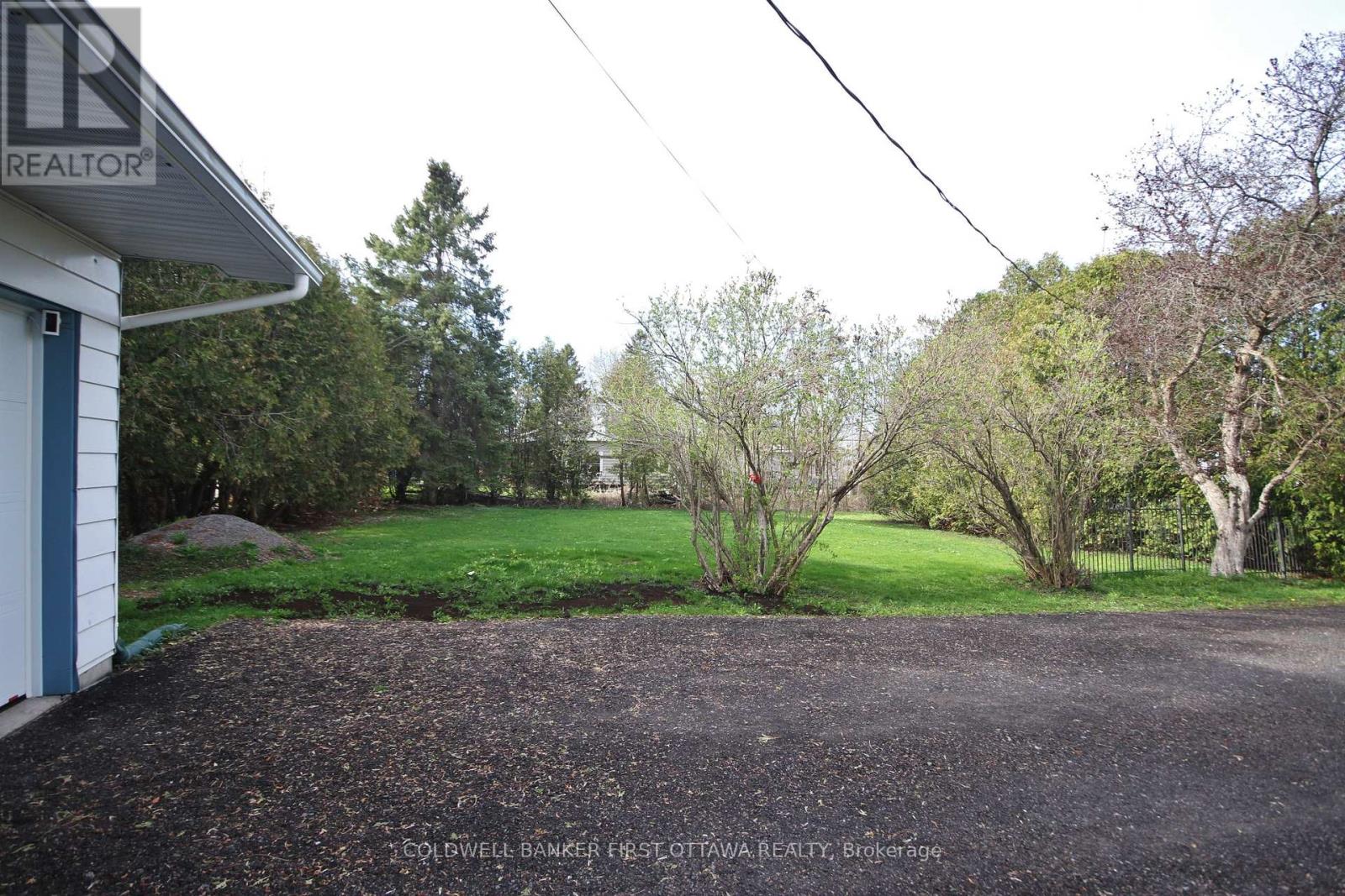 Huge SIDE yard