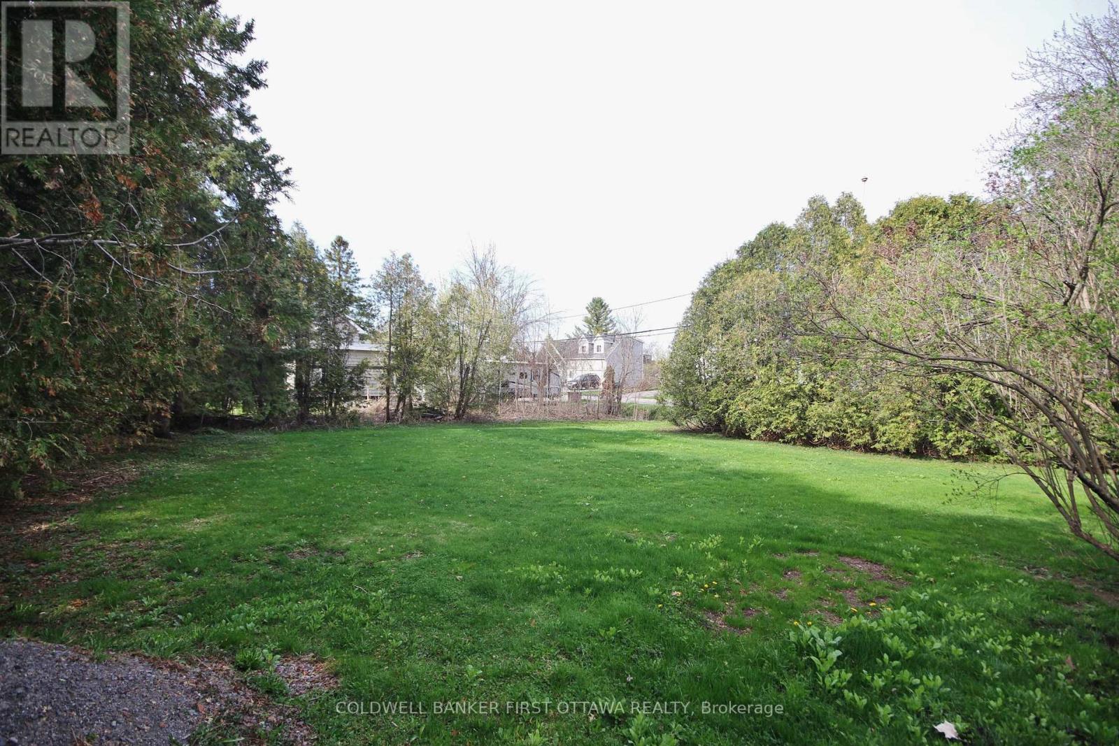 Huge SIDE yard