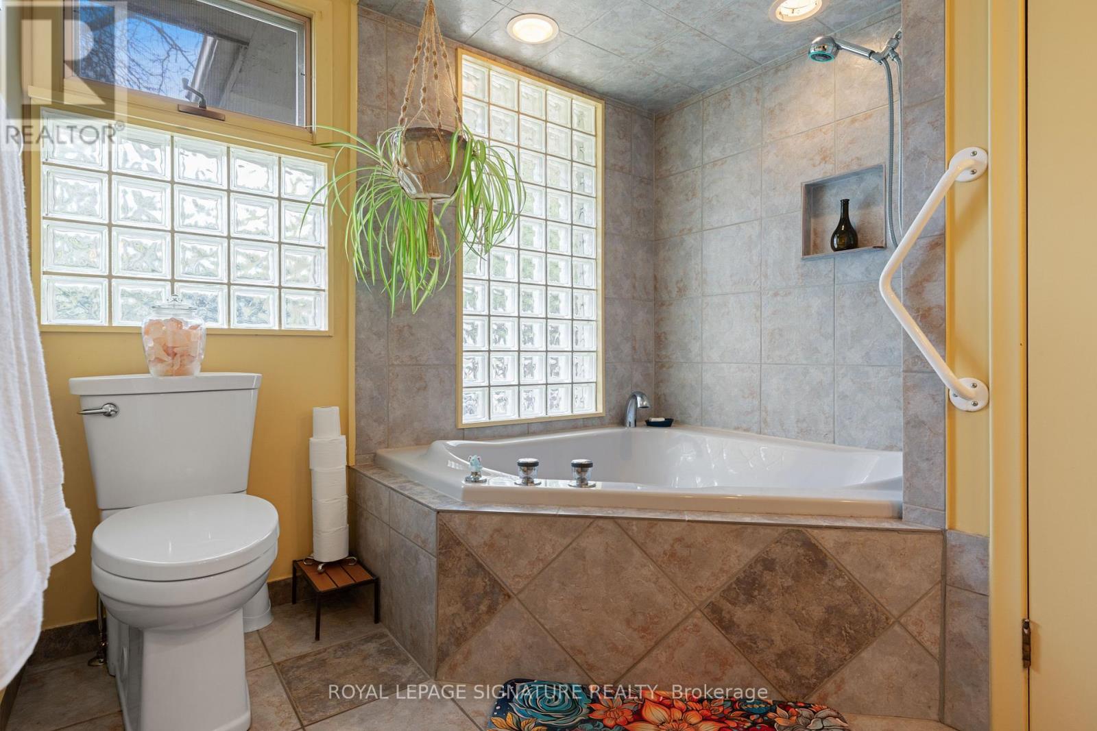 Photo 10 of 425 Norfolk Street S, Norfolk ON