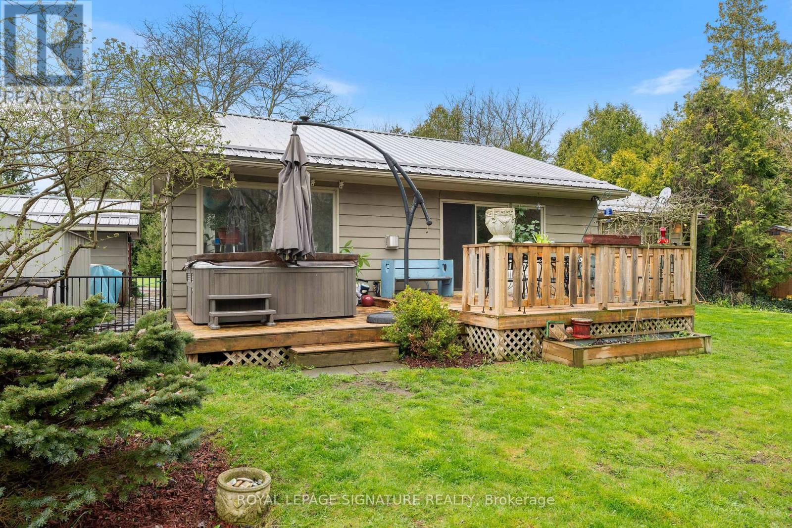 Photo 4 of 425 Norfolk Street S, Norfolk ON