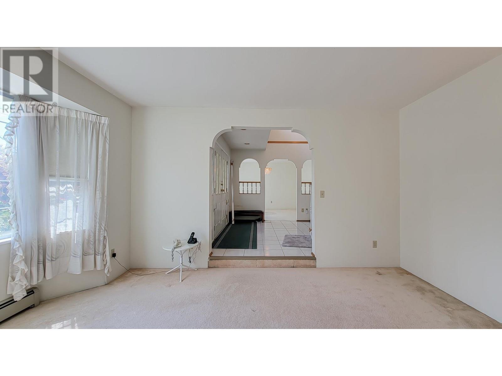 Photo 3 of 2931 Phillips Avenue, Burnaby BC