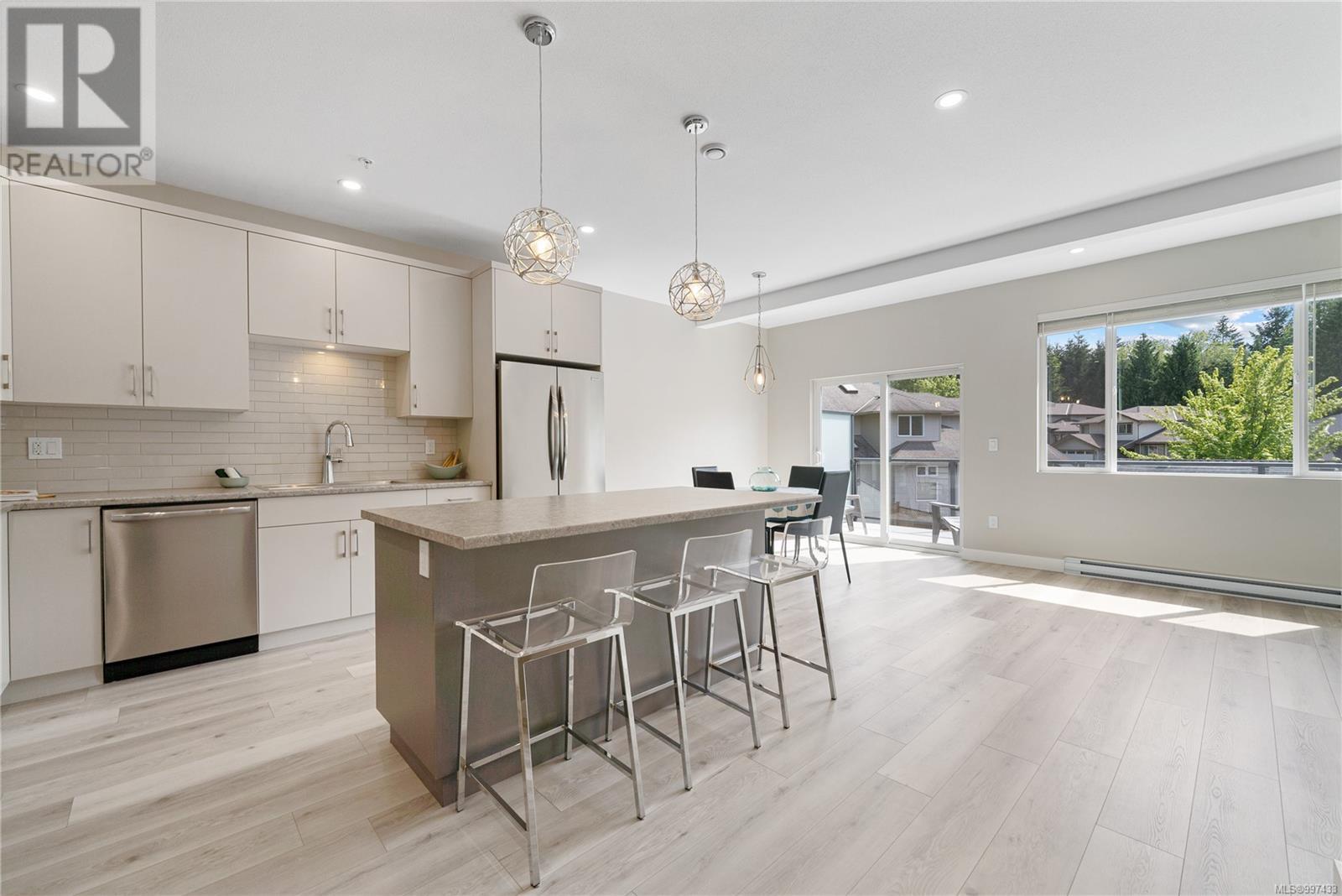 3 544 Cook St, Ladysmith