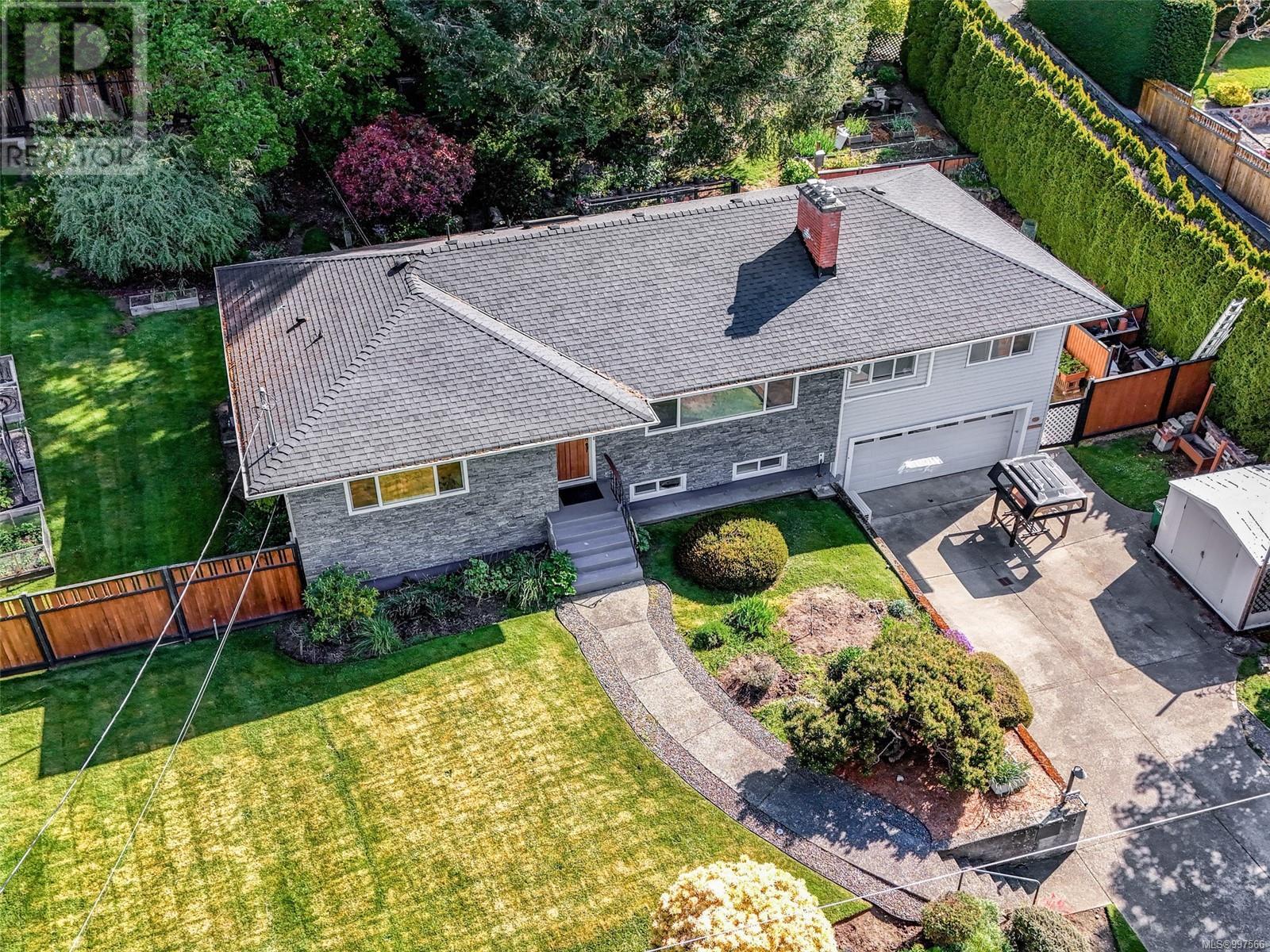  888 Falaise Crescent, Saanich