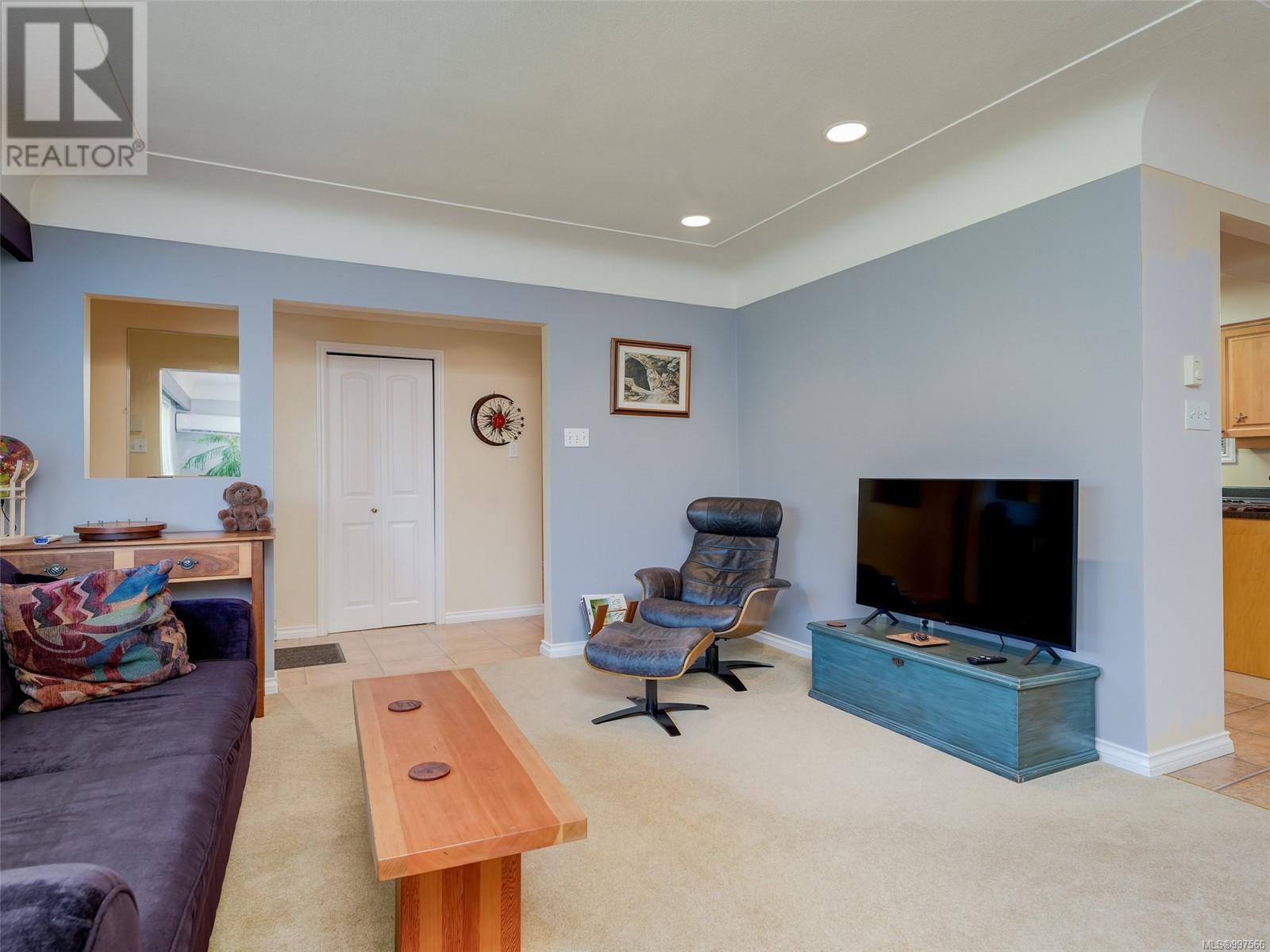  888 Falaise Crescent, Saanich