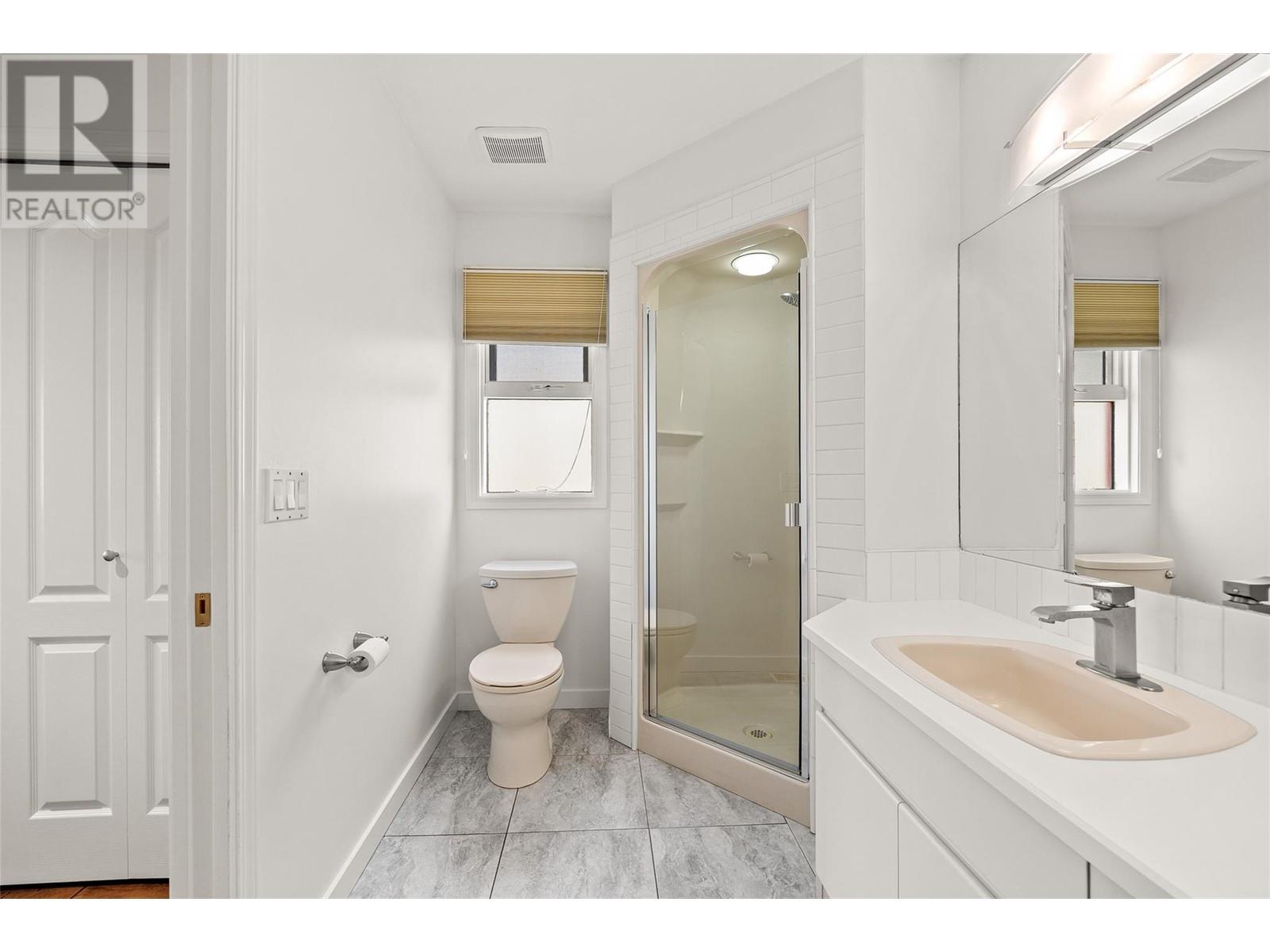 304 650 Lexington Drive, Kelowna