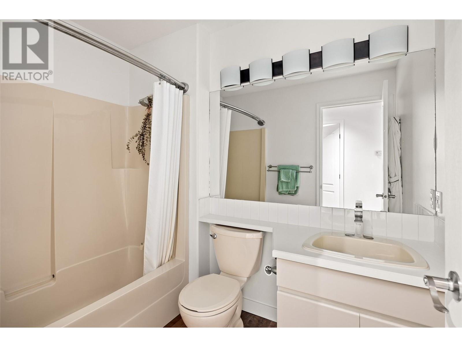 304 650 Lexington Drive, Kelowna