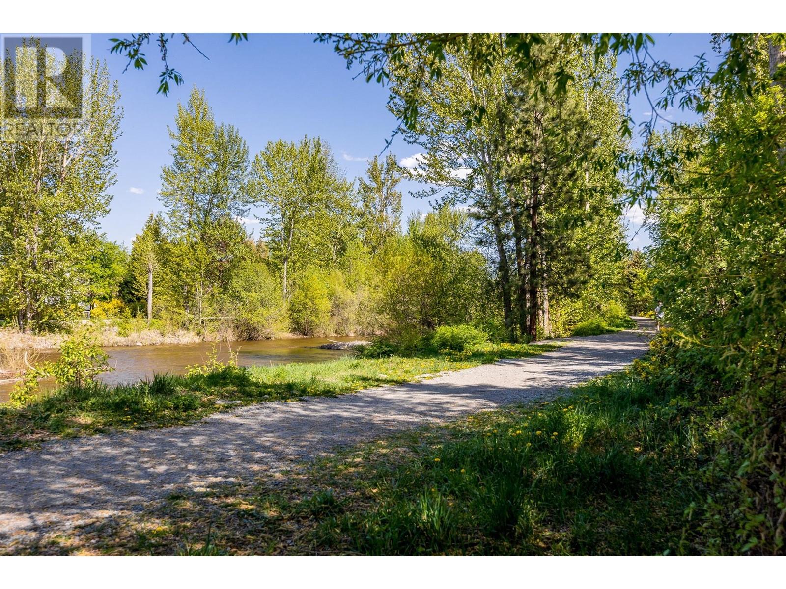 304 650 Lexington Drive, Kelowna