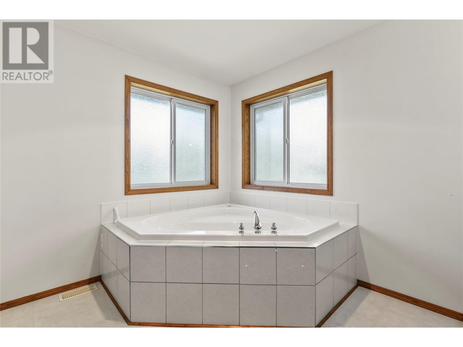  2201 50th Street, Salmon Arm