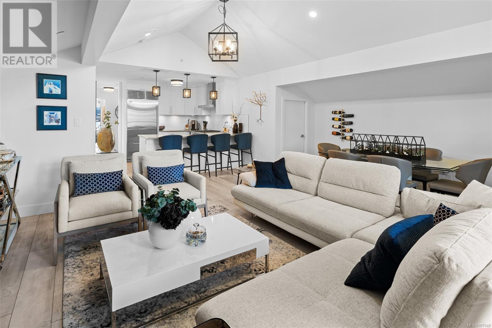 201 2045 Country Club Way, Langford