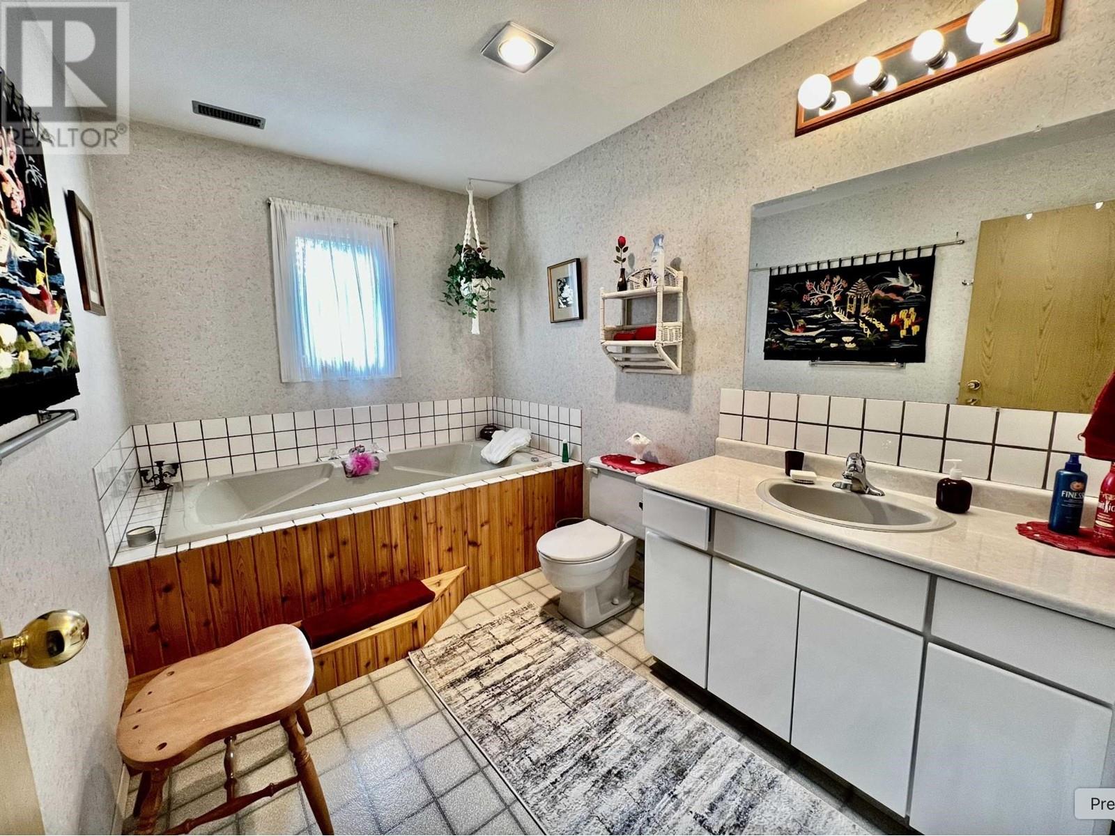 5790 TIMOTHY LAKE ROAD, Lac La Hache