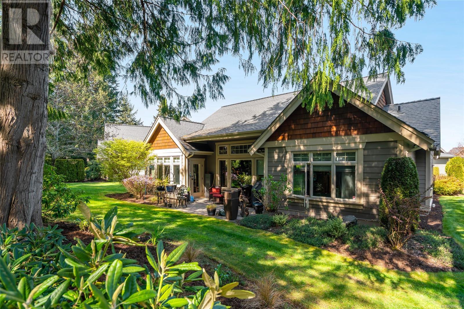 Photo 5 of 532 Eaglewood Crt, Qualicum Beach BC