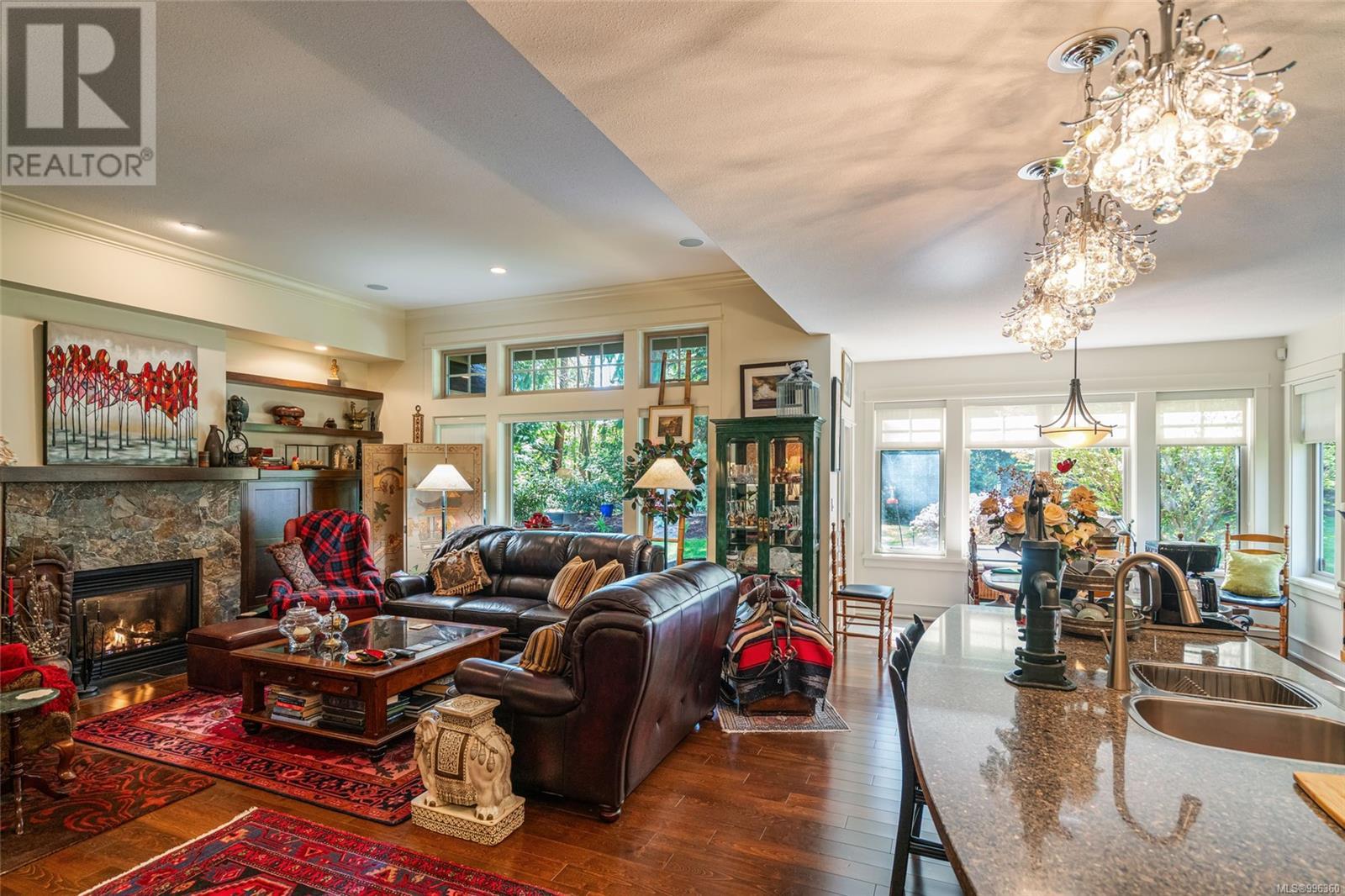 Photo 9 of 532 Eaglewood Crt, Qualicum Beach BC