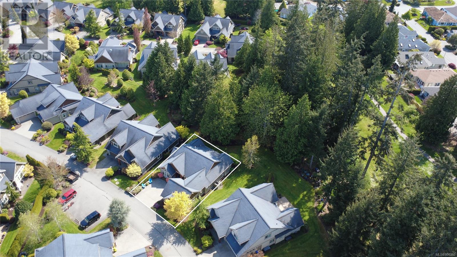 Photo 8 of 532 Eaglewood Crt, Qualicum Beach BC