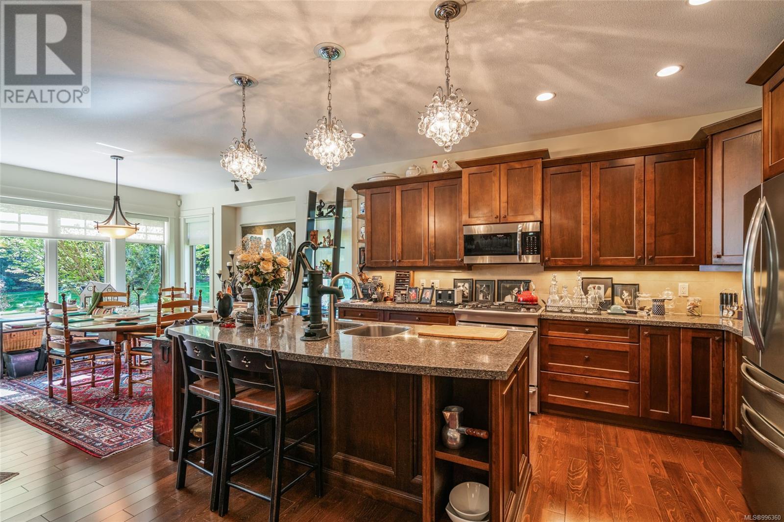 Photo 4 of 532 Eaglewood Crt, Qualicum Beach BC