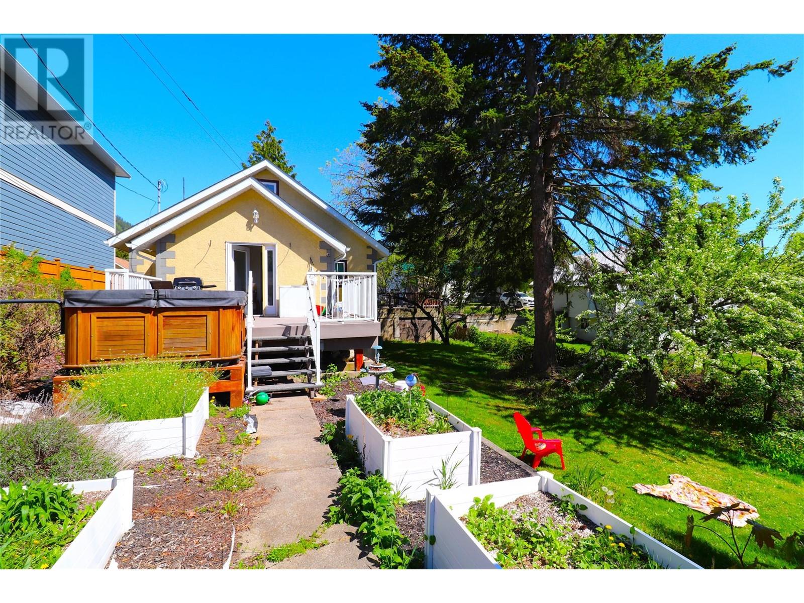 312 8TH Avenue, Castlegar