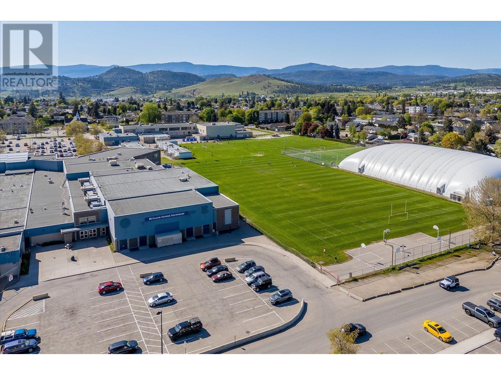  737 Stoltz Court, Kelowna