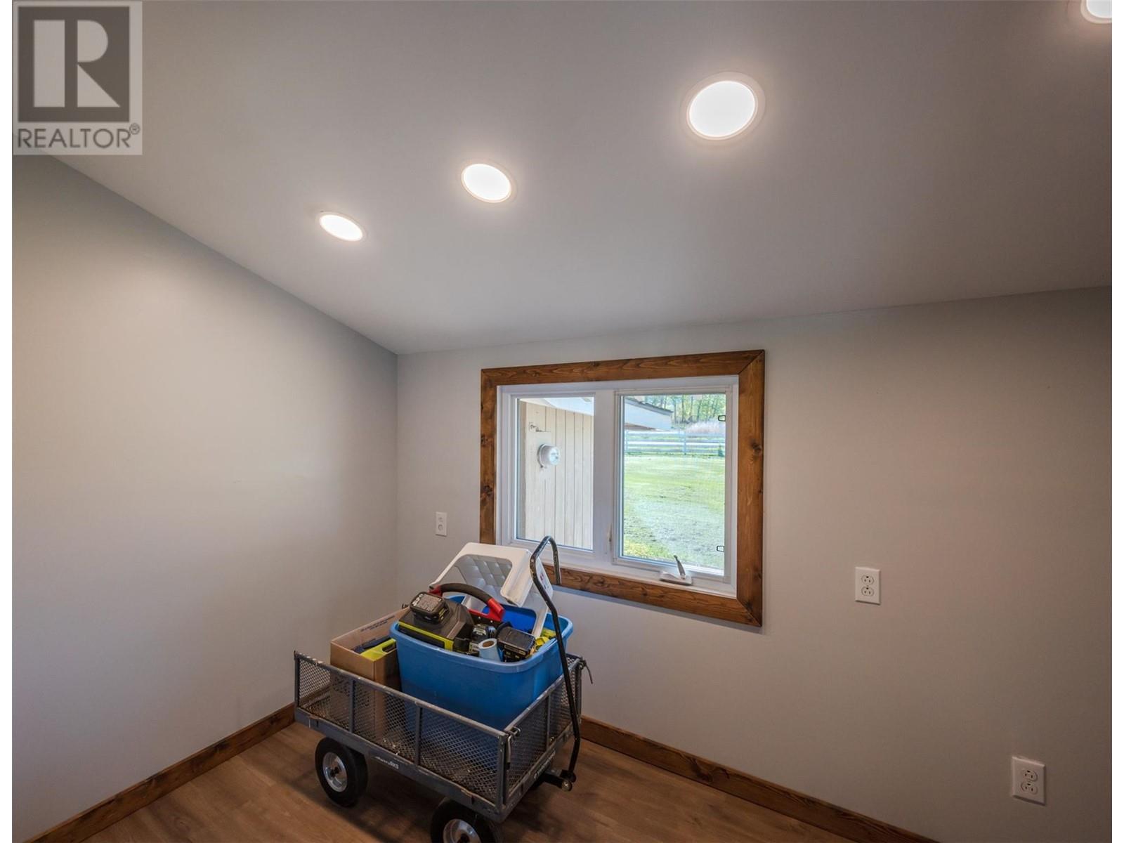 8134 River Road, Oliver