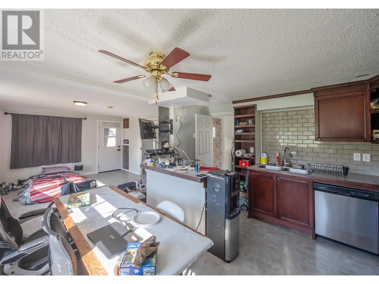 8134 River Road, Oliver