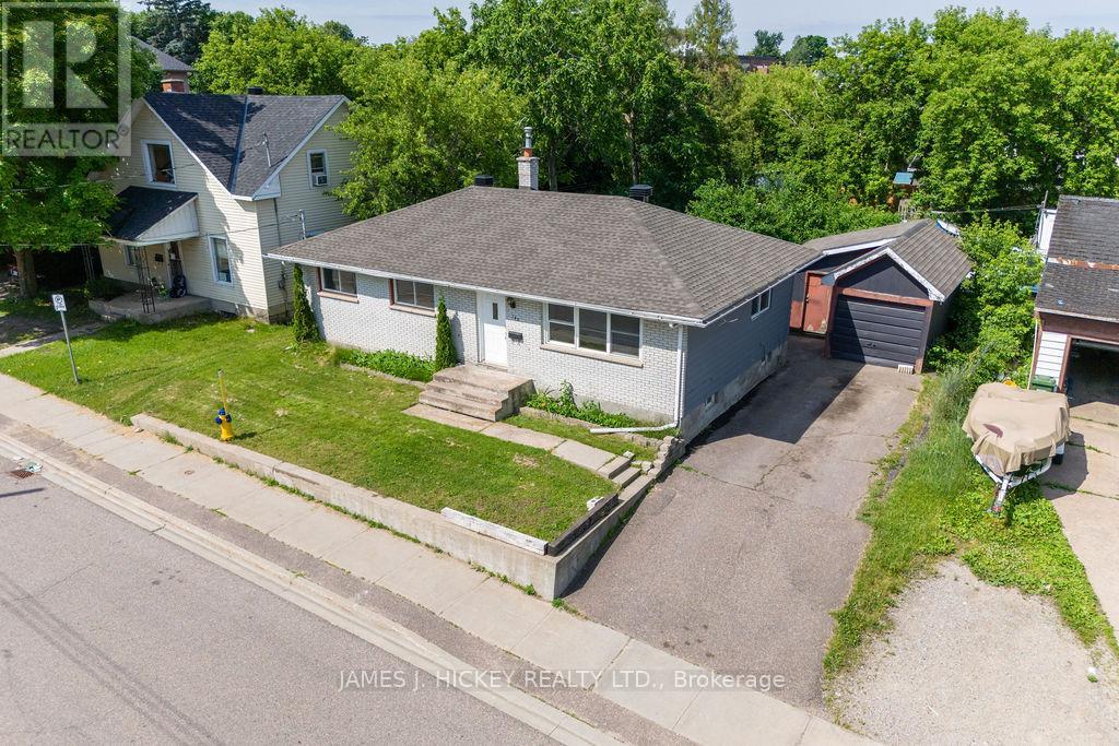 Photo 2 of 140 Cecelia Street, Pembroke ON