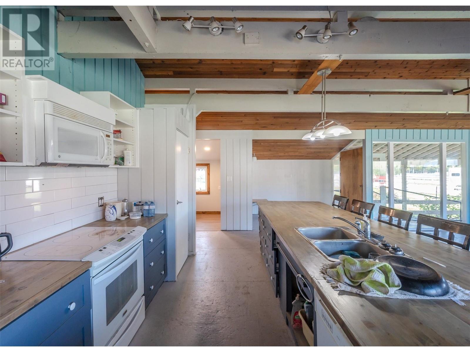  8134 River Road, Oliver