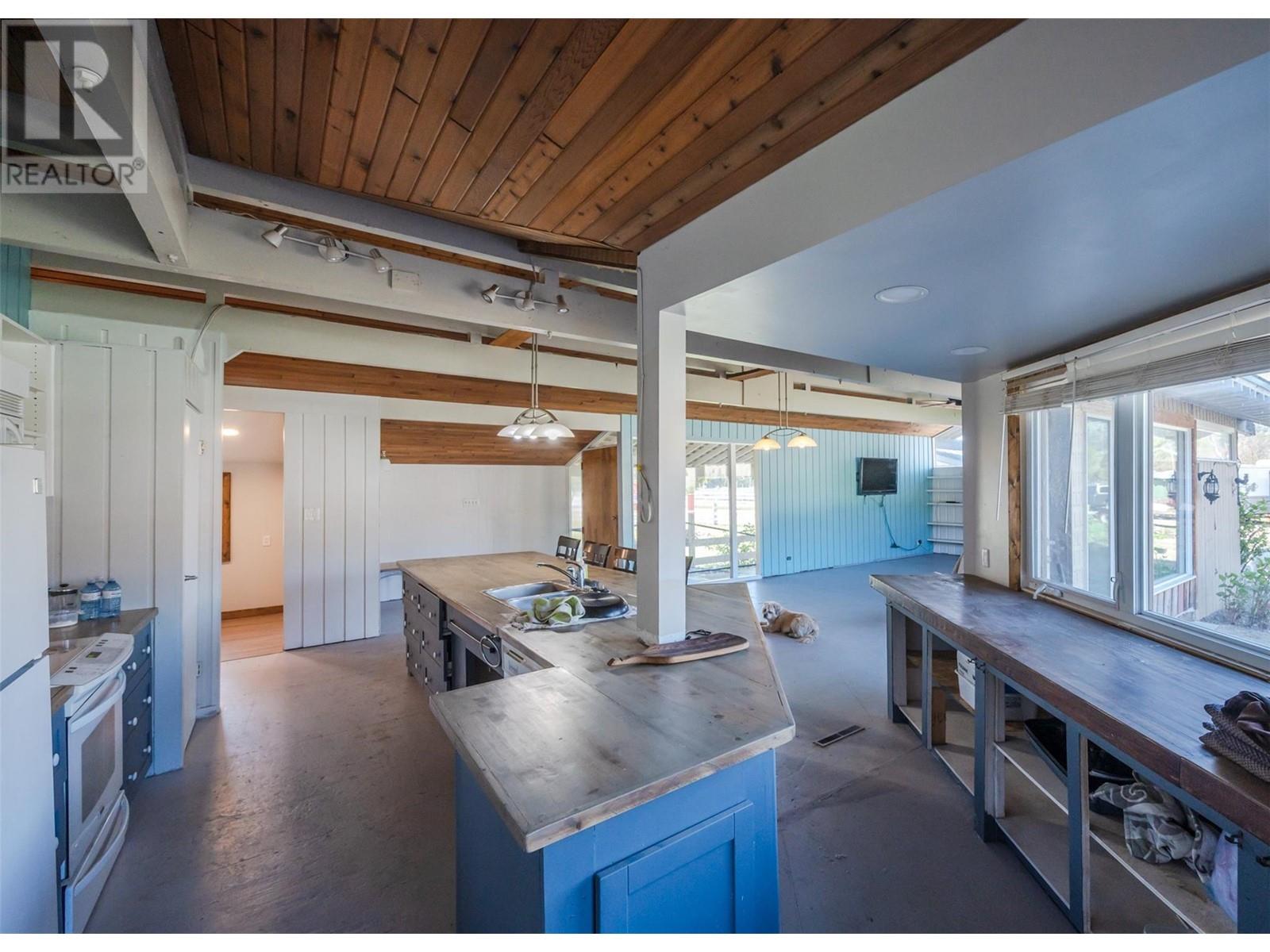  8134 River Road, Oliver