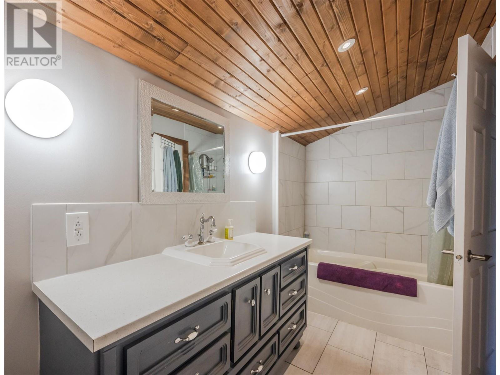  8134 River Road, Oliver