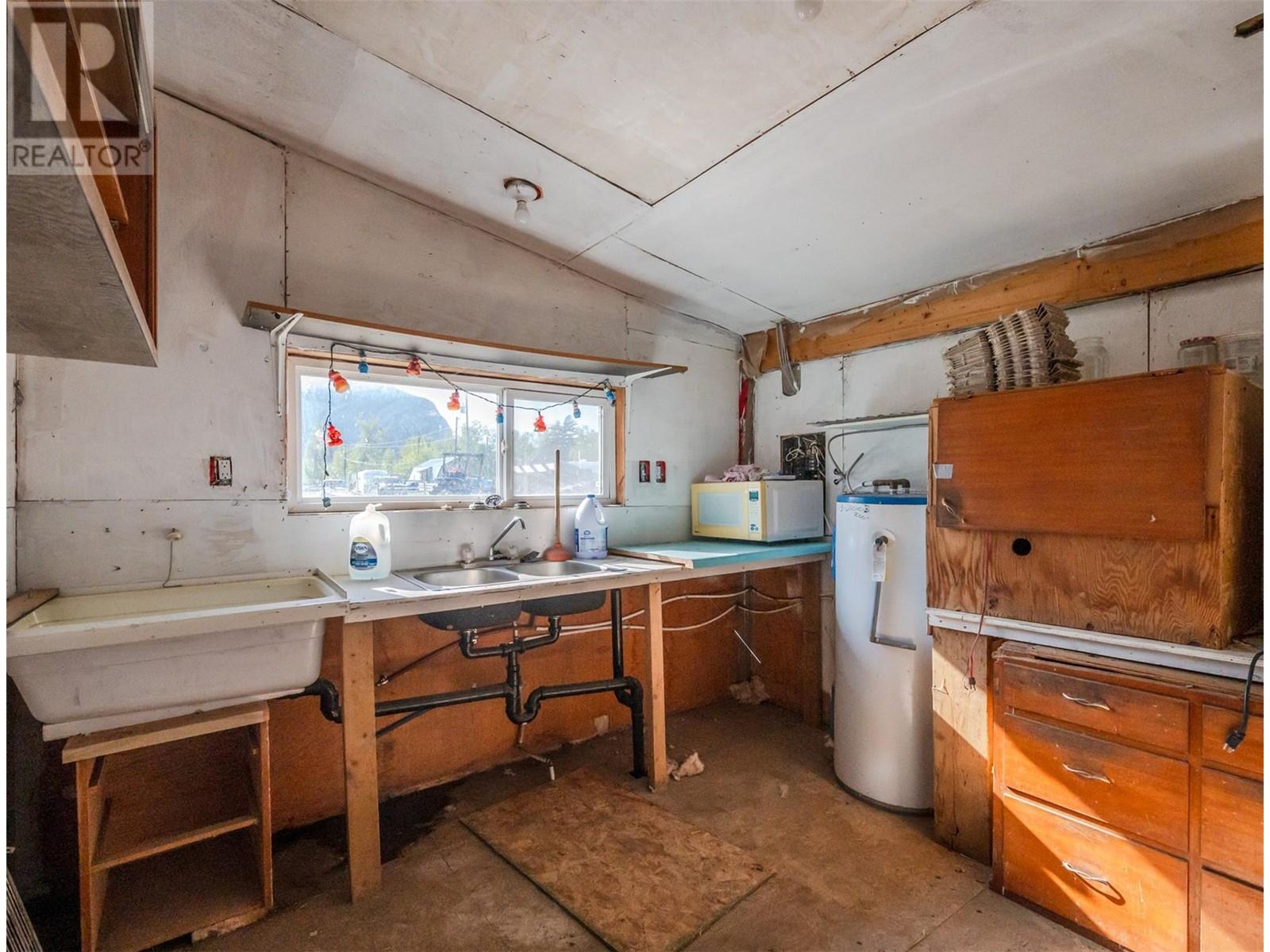  8134 River Road, Oliver