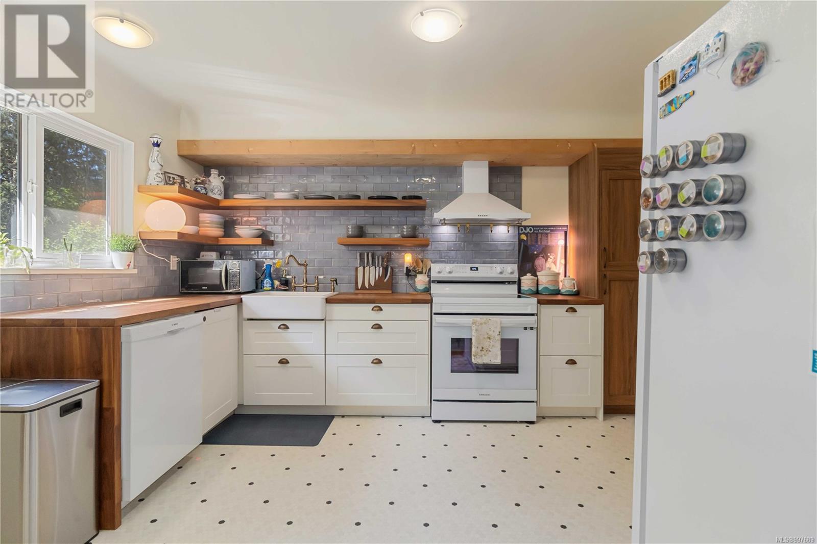  1083 Lodge Avenue, Saanich