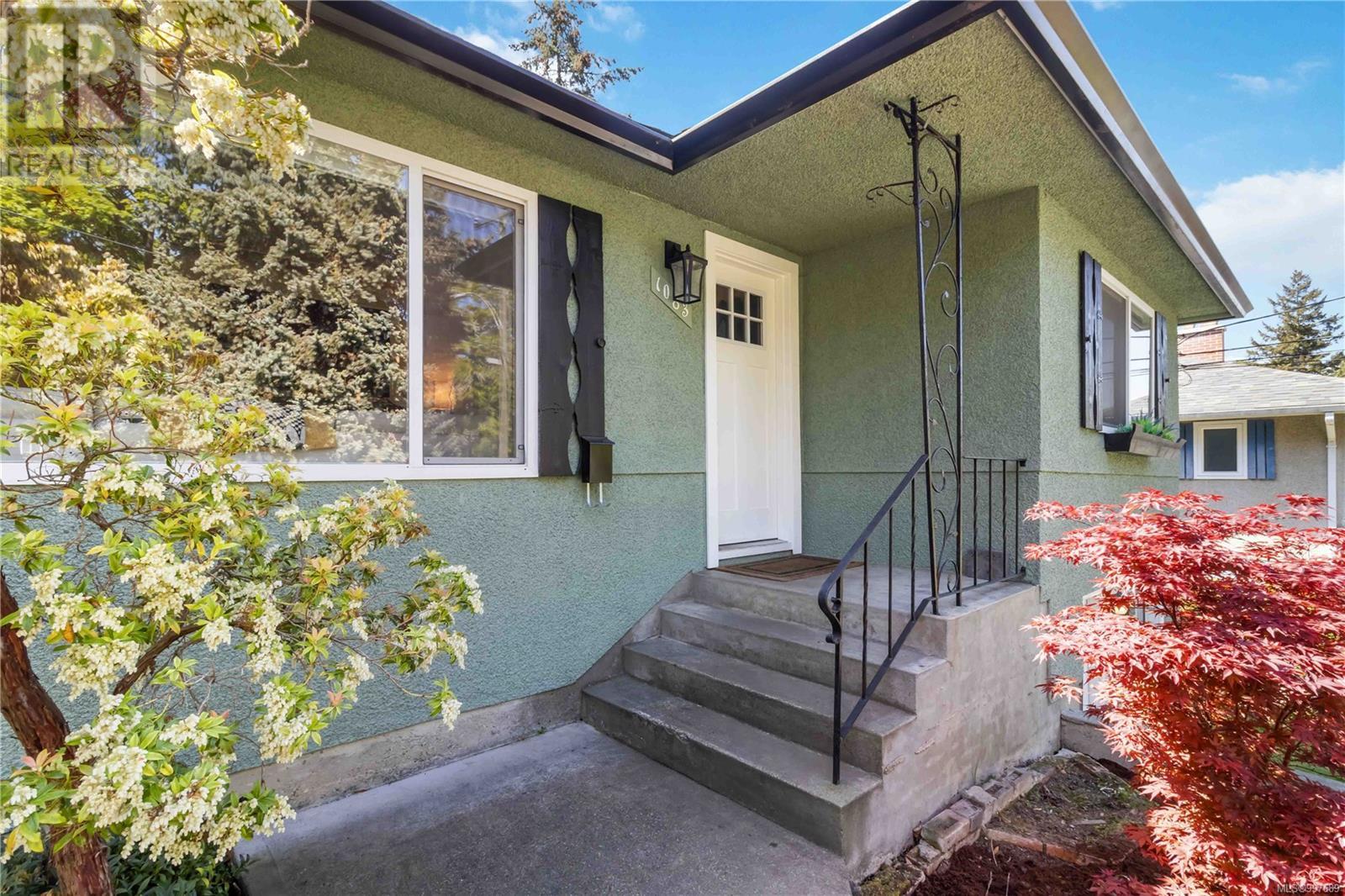  1083 Lodge Avenue, Saanich