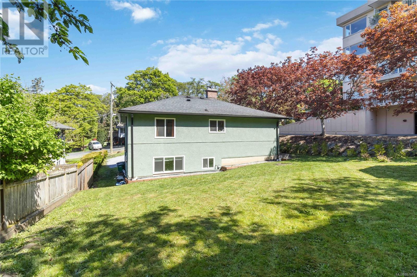  1083 Lodge Avenue, Saanich