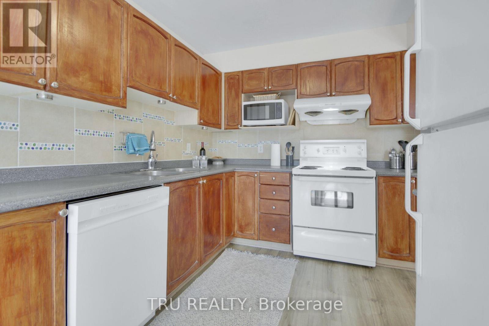 https://ddfcdn.realtor.ca/listing/TS638820869616630000/reb76/highres/0/x12117280_15.jpg